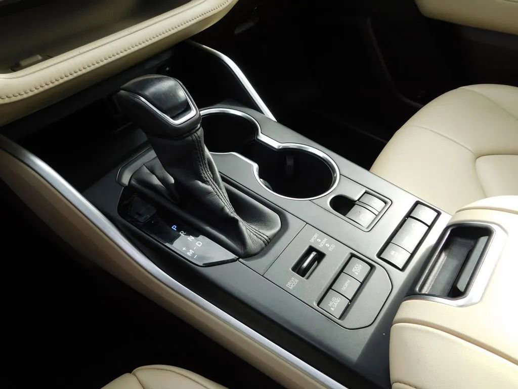 Used 2020 Toyota Highlander XLE image 24