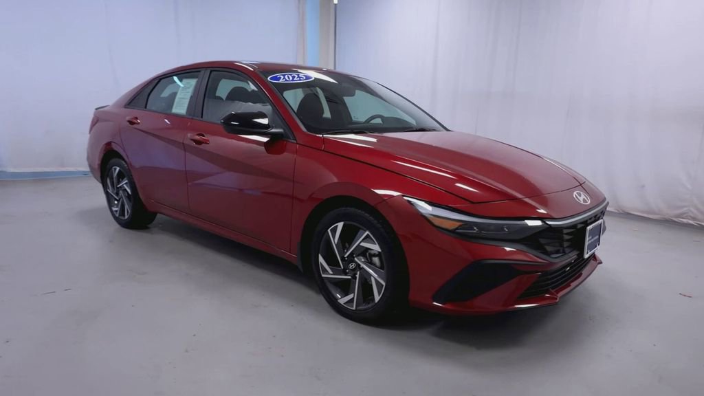 Used 2025 Hyundai Elantra Sport image 2