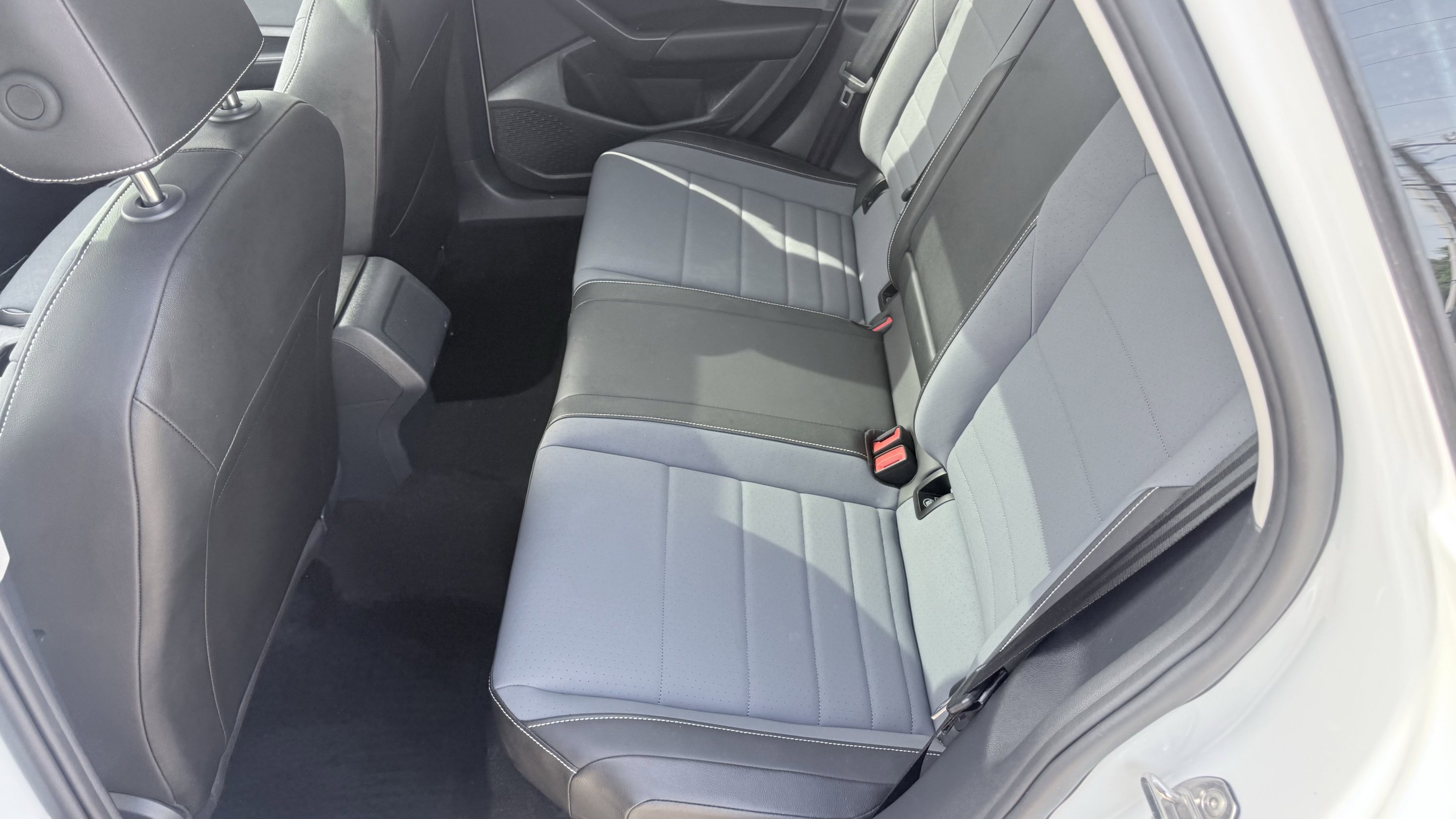 Used 2025 Volkswagen Jetta SE FWD image 31