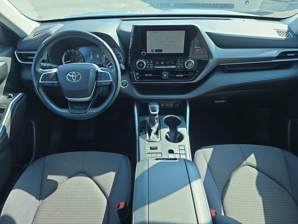 Used 2024 Toyota Highlander LE AWD/4WD image 15
