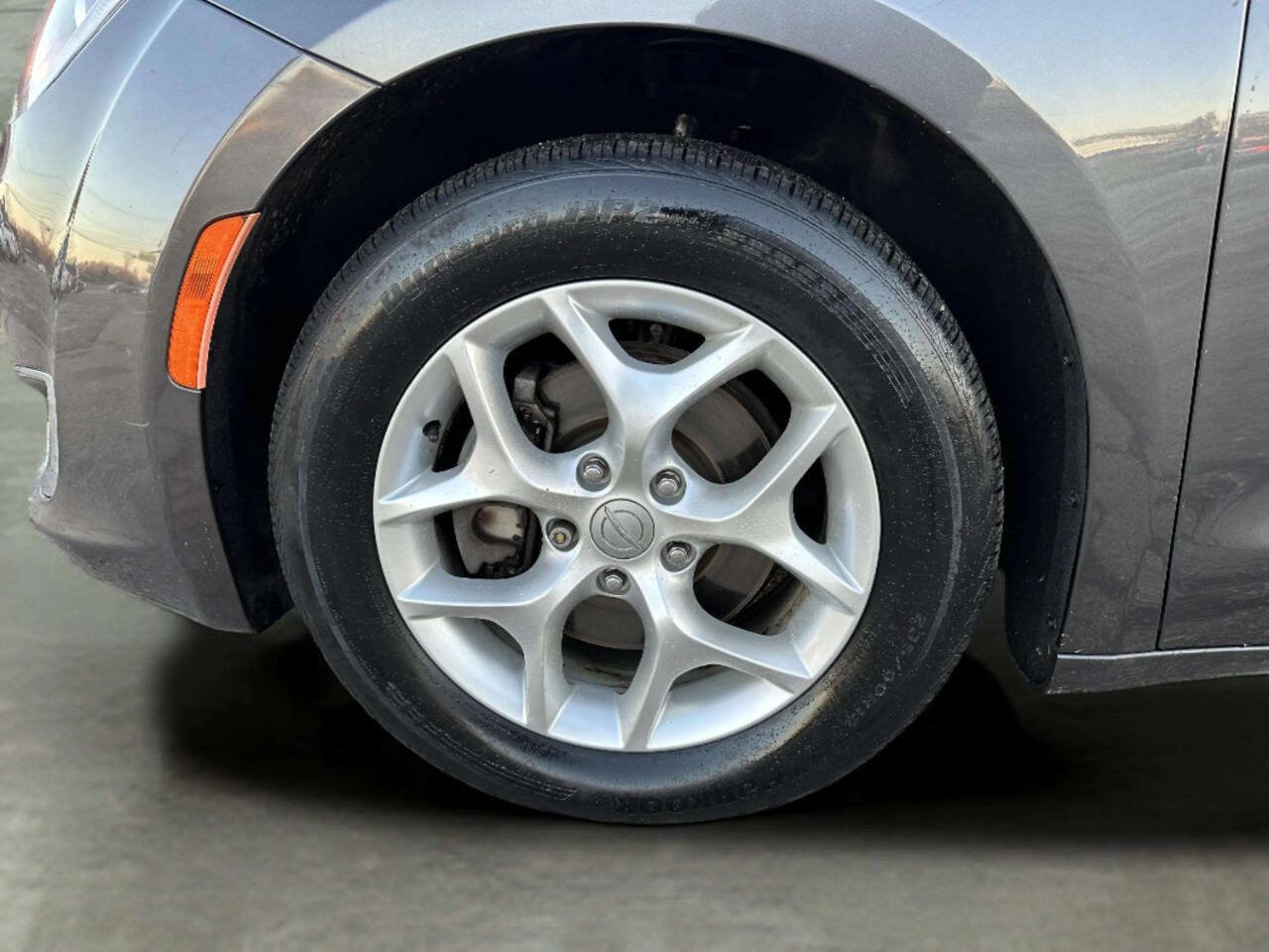 Used 2018 Chrysler Pacifica Touring-L Plus w/ Tire & Wheel Group image 32