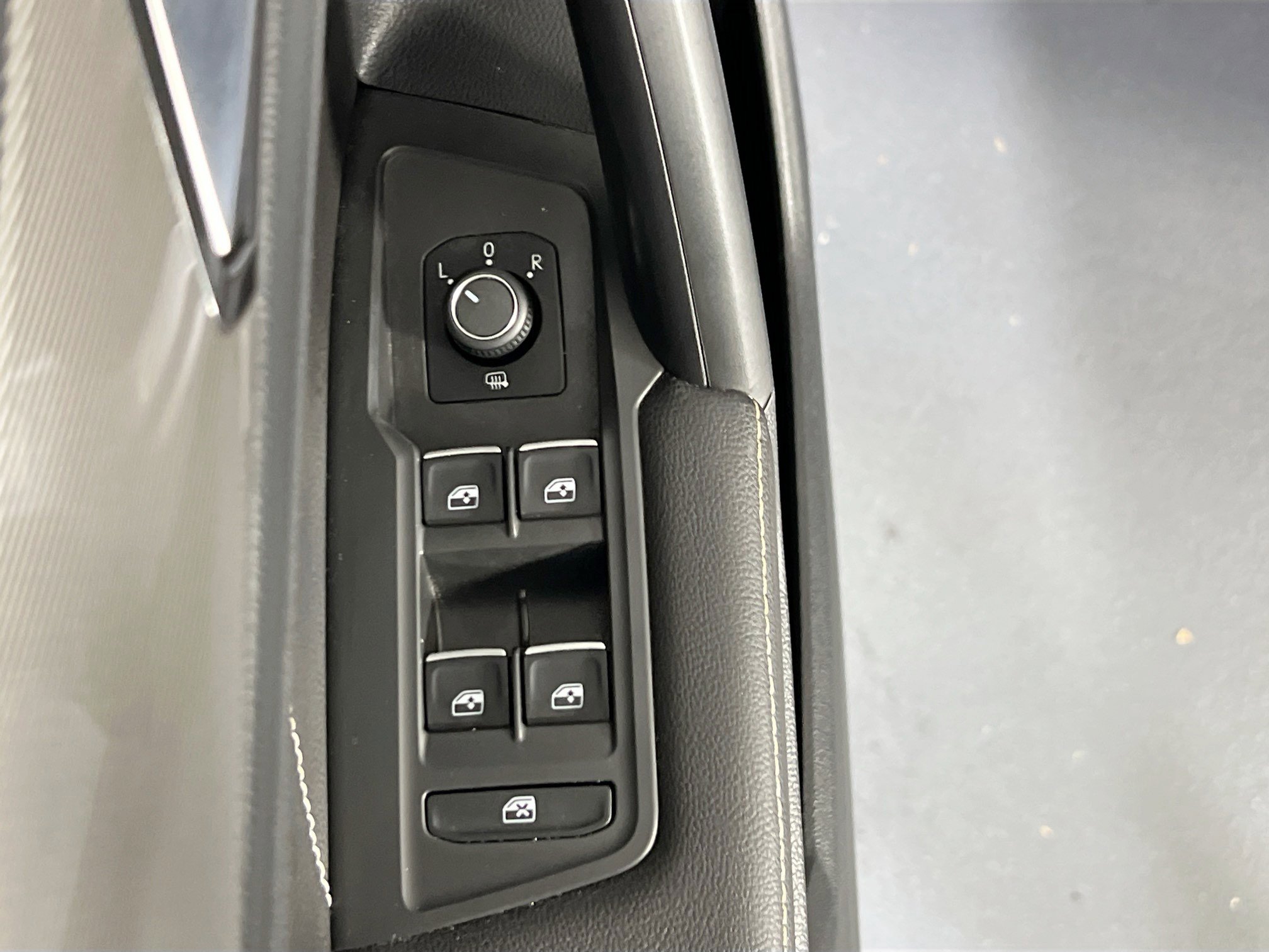 Used 2022 Volkswagen Tiguan SE AWD/4WD image 17