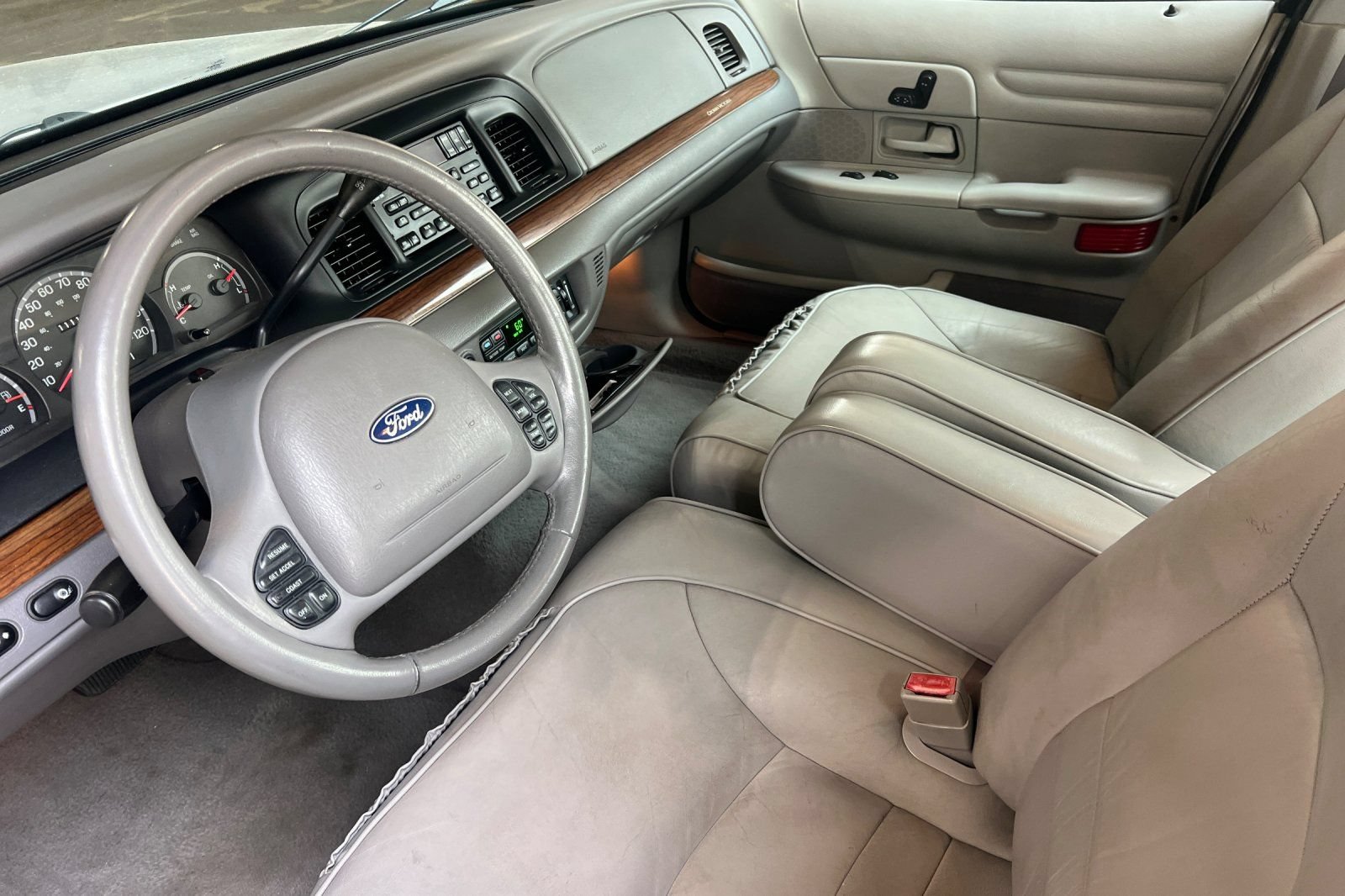 Used 2002 Ford Crown Victoria LX RWD image 10