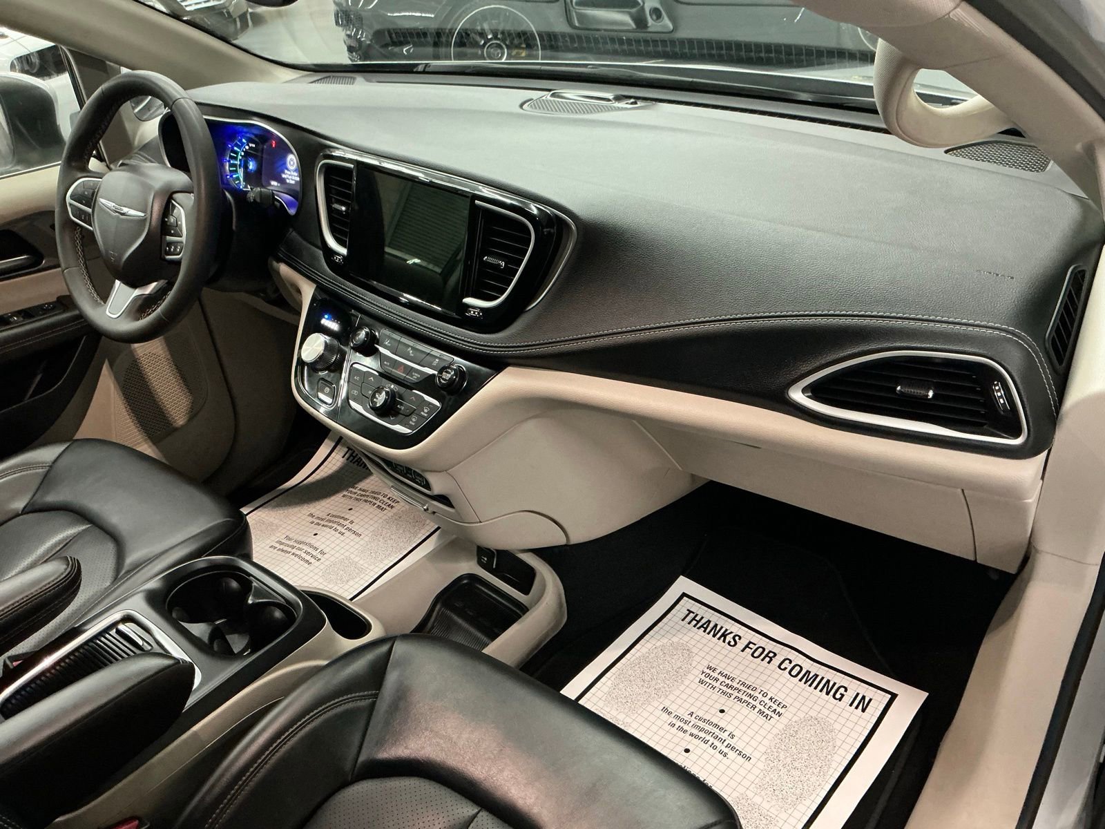 Used 2023 Chrysler Pacifica Touring-L image 11