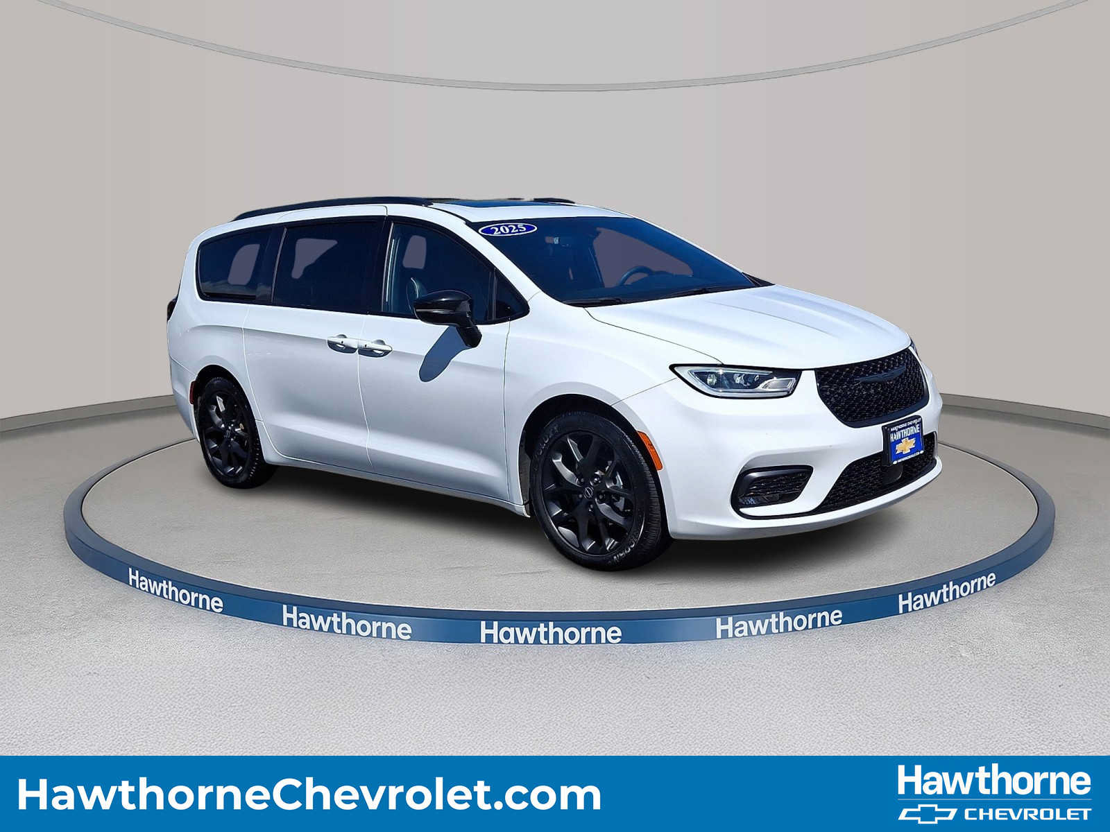 Used 2025 Chrysler Pacifica Limited FWD image 1