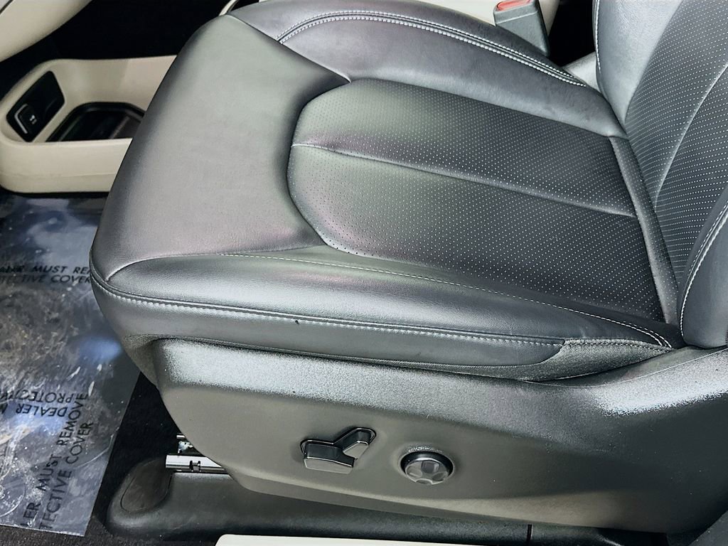 Used 2024 Chrysler Pacifica Touring-L image 29