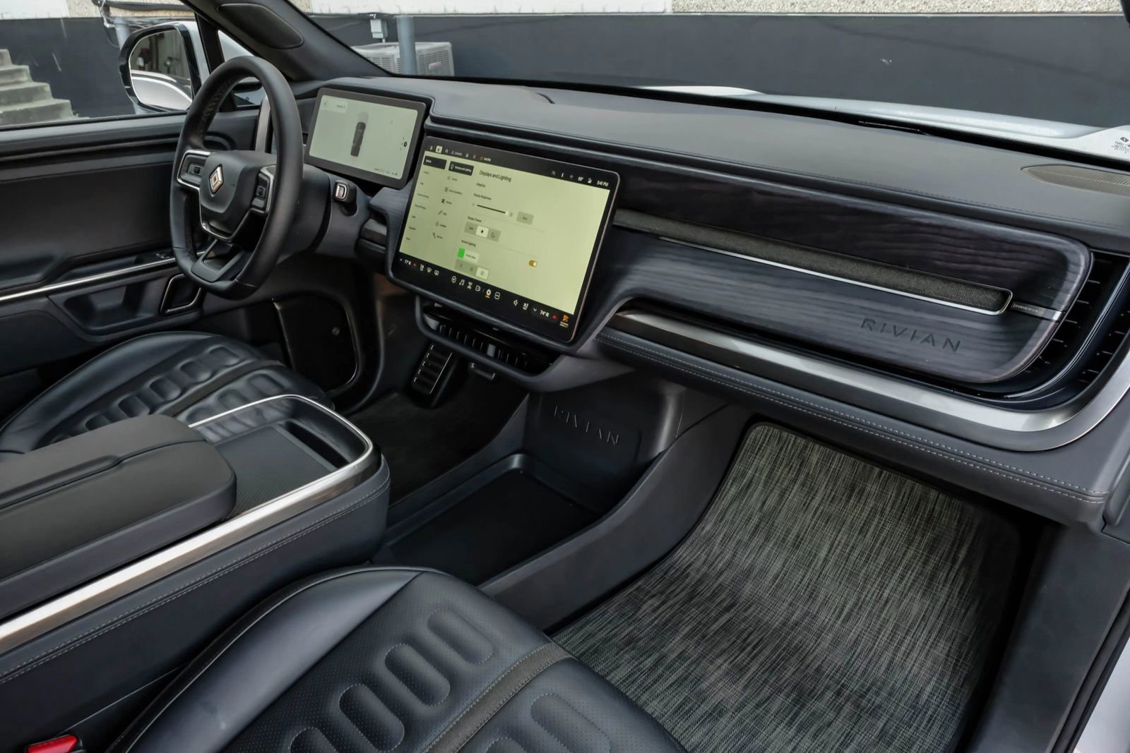 Used 2024 Rivian R1S Adventure image 22