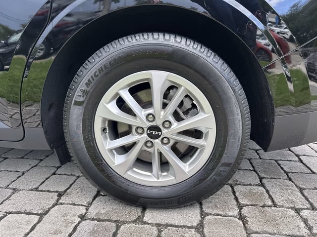 Used 2024 Kia Carnival LX FWD image 11