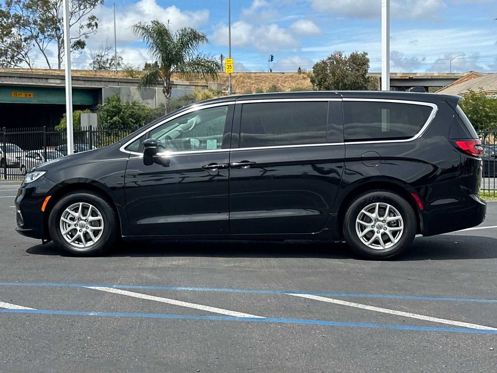 Used 2024 Chrysler Pacifica Touring-L FWD image 2
