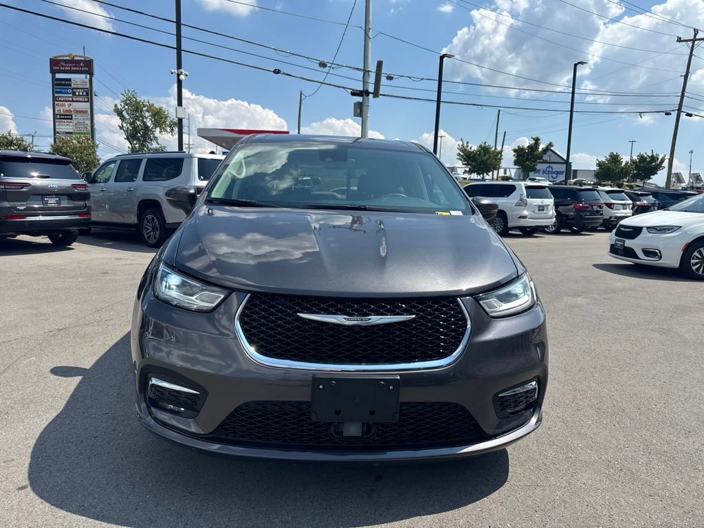 Used 2023 Chrysler Pacifica Touring-L FWD image 2