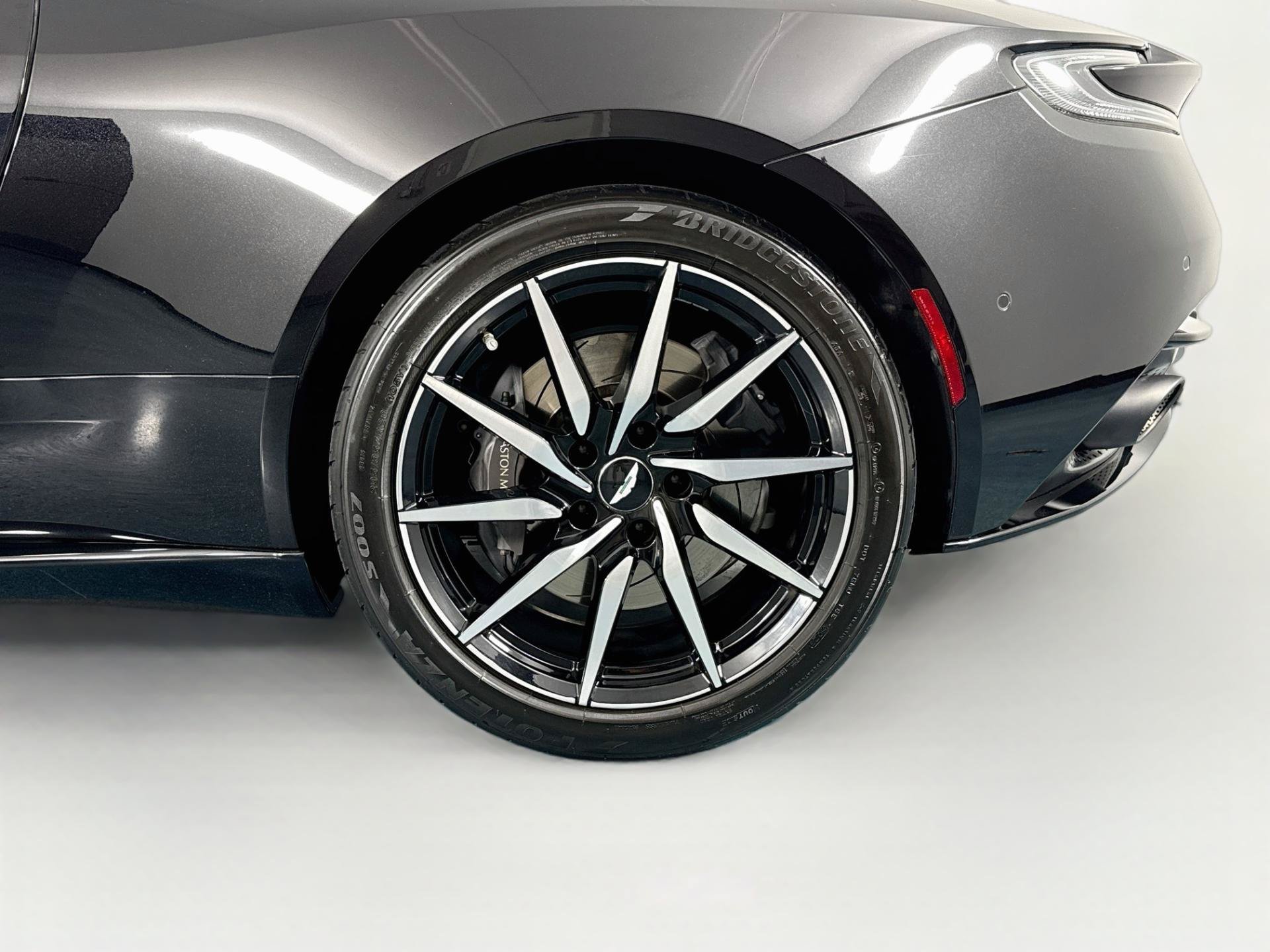 Used 2020 Aston Martin DB11 Coupe RWD image 32