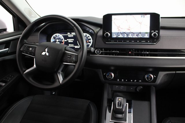 Used 2024 Mitsubishi Outlander SE Black Edition image 8