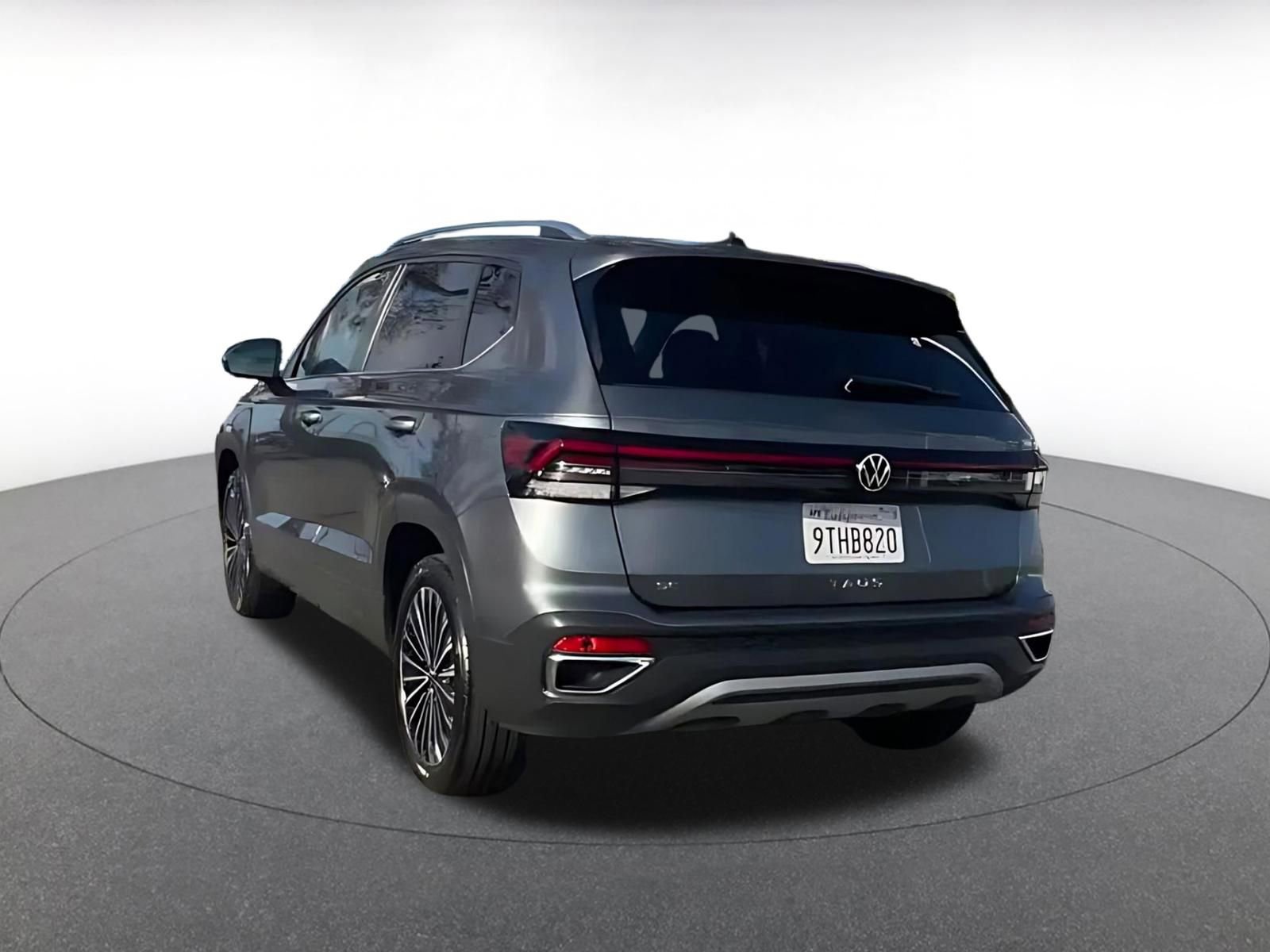 Used 2025 Volkswagen Taos SE image 10