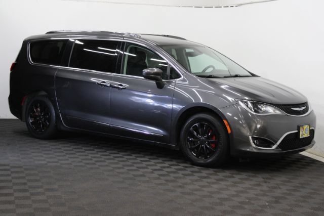 Used 2019 Chrysler Pacifica Touring-L FWD image 1
