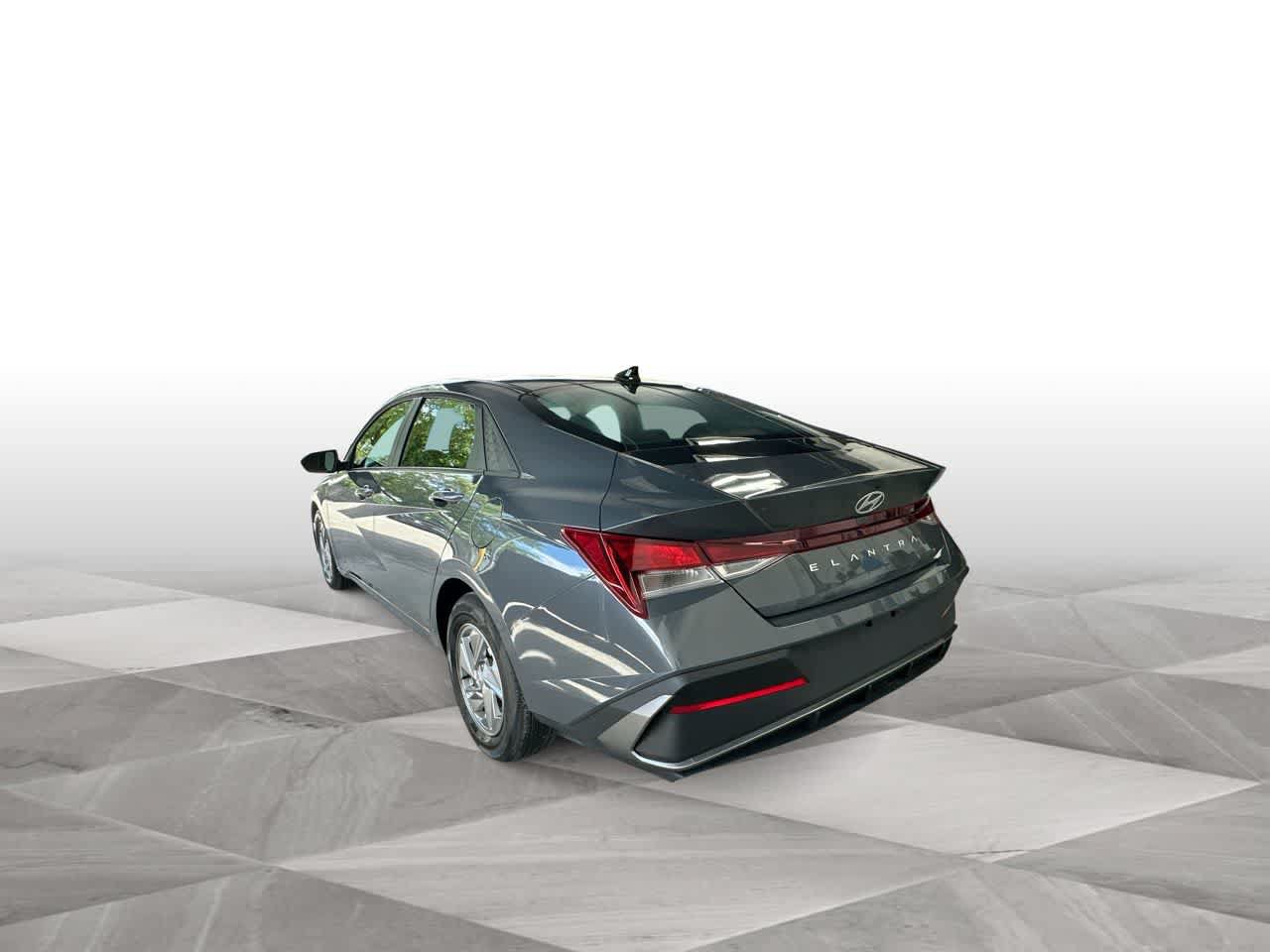 Used 2026 Hyundai Elantra SE FWD image 6