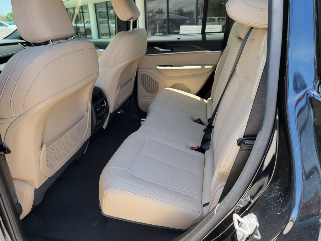 Used 2025 Jeep Grand Cherokee Limited w/ Luxury Tech Group II RWD image 12