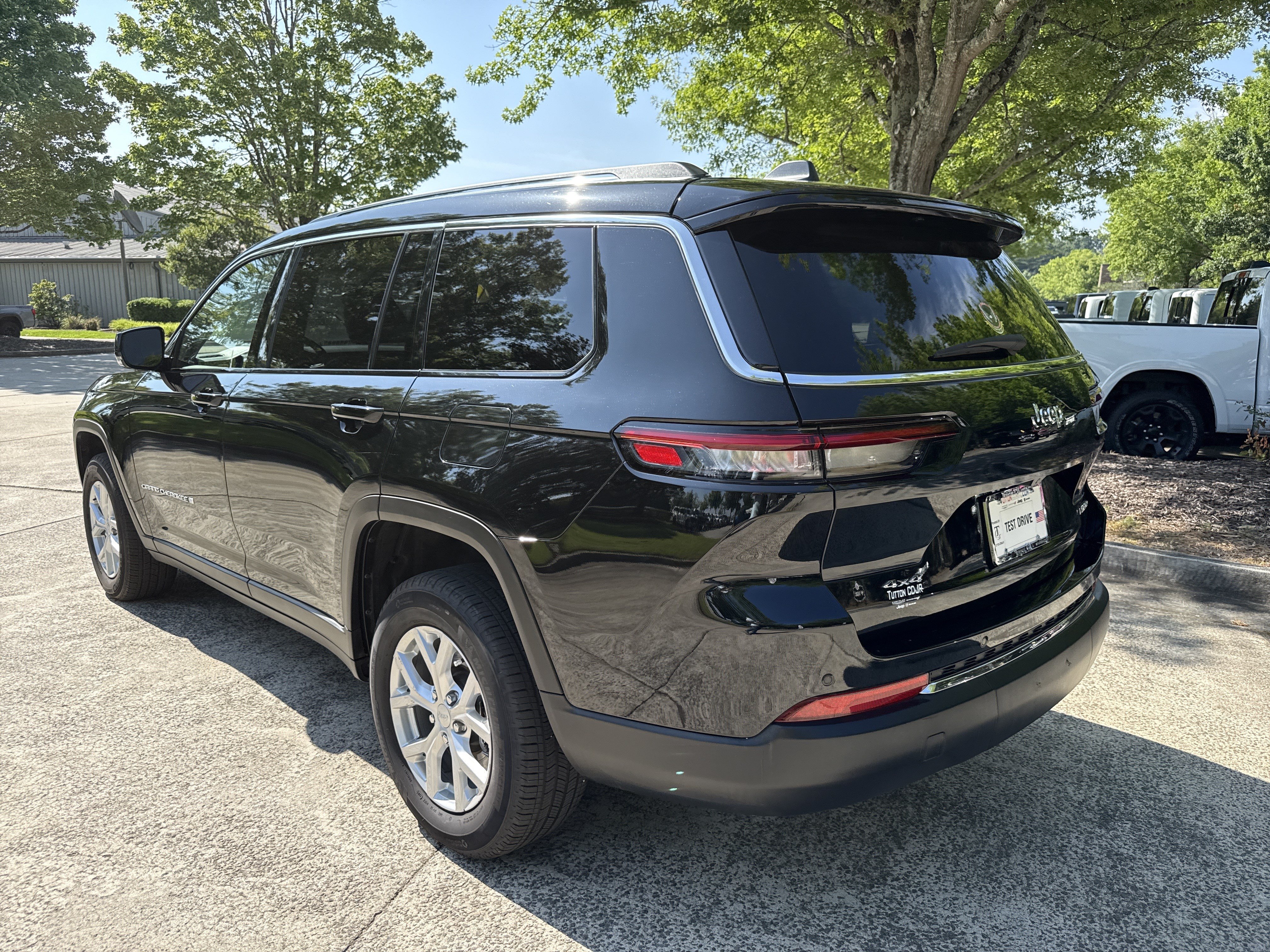Used 2023 Jeep Grand Cherokee L Limited AWD/4WD image 5