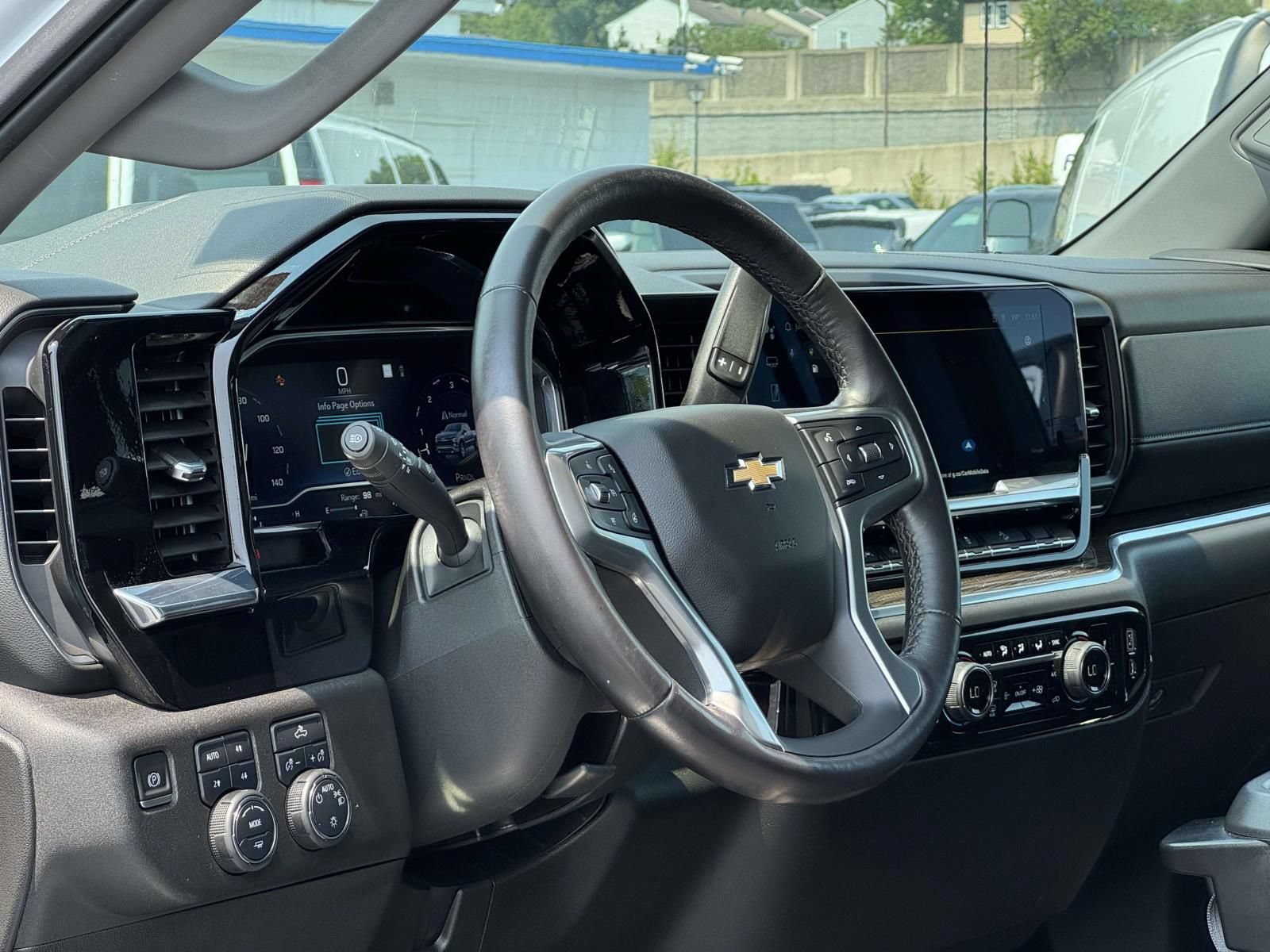 Used 2022 Chevrolet Silverado 1500 LT w/ Z71 Off-Road Package AWD/4WD image 11