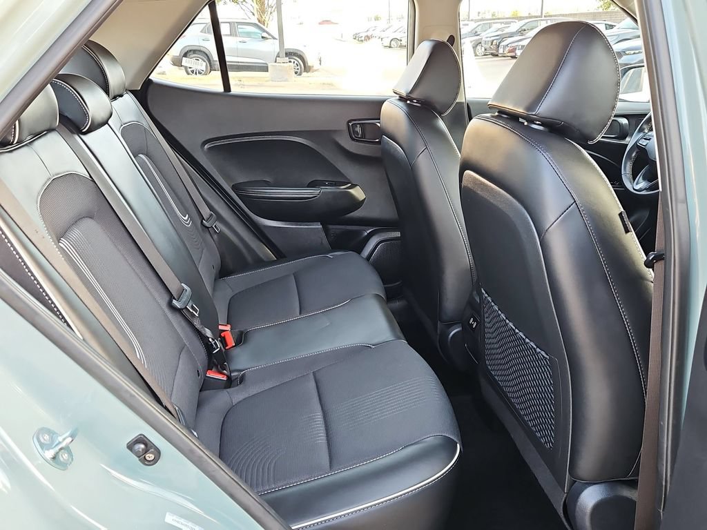 Used 2025 Hyundai Venue Limited FWD image 30