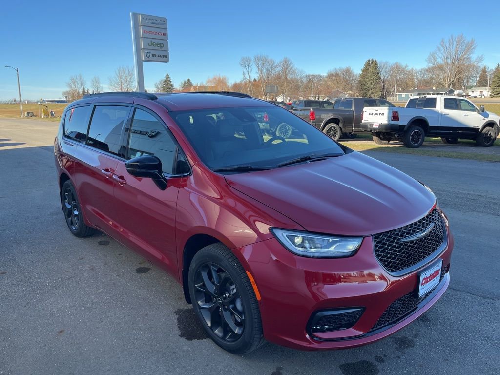 New 2026 Chrysler Pacifica Select w/ S Appearance Package image 4