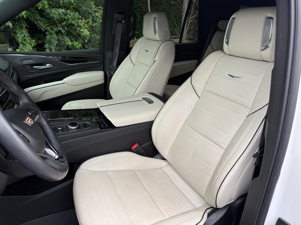 Used 2024 Cadillac Escalade Sport w/ LPO, ONYX Package AWD/4WD image 11