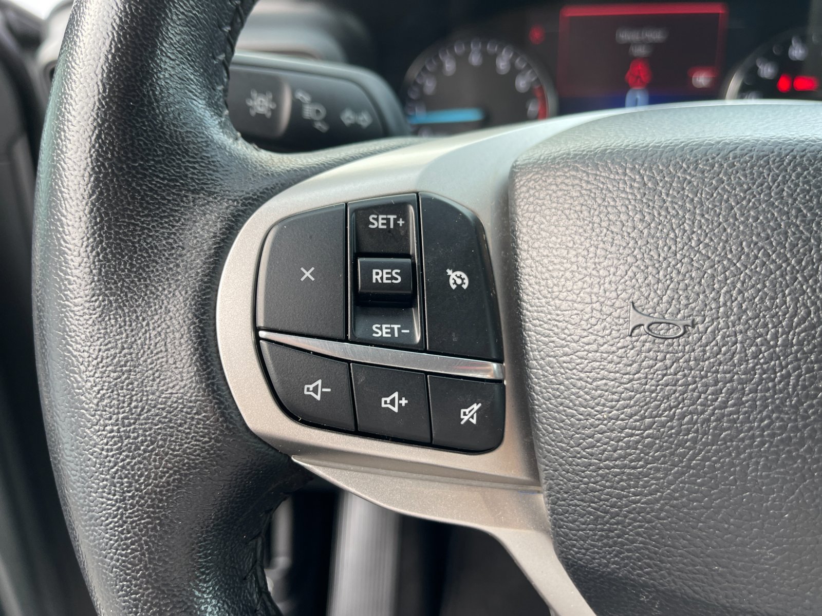 Used 2023 Ford Explorer XLT RWD image 28