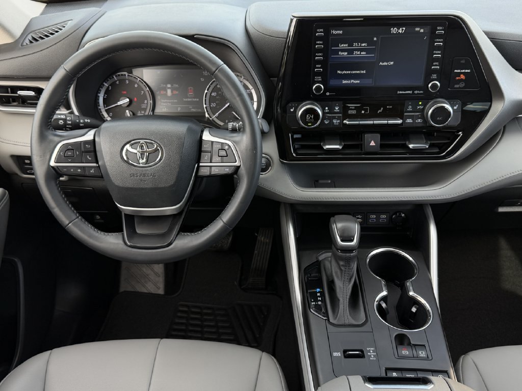Used 2022 Toyota Highlander XLE FWD image 12