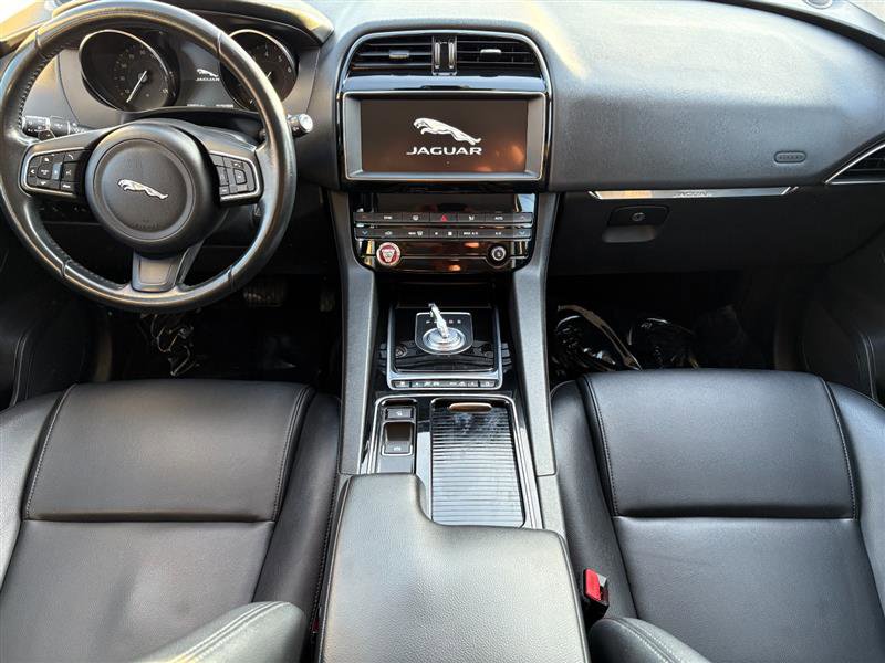 Used 2020 Jaguar F-PACE 25T image 10