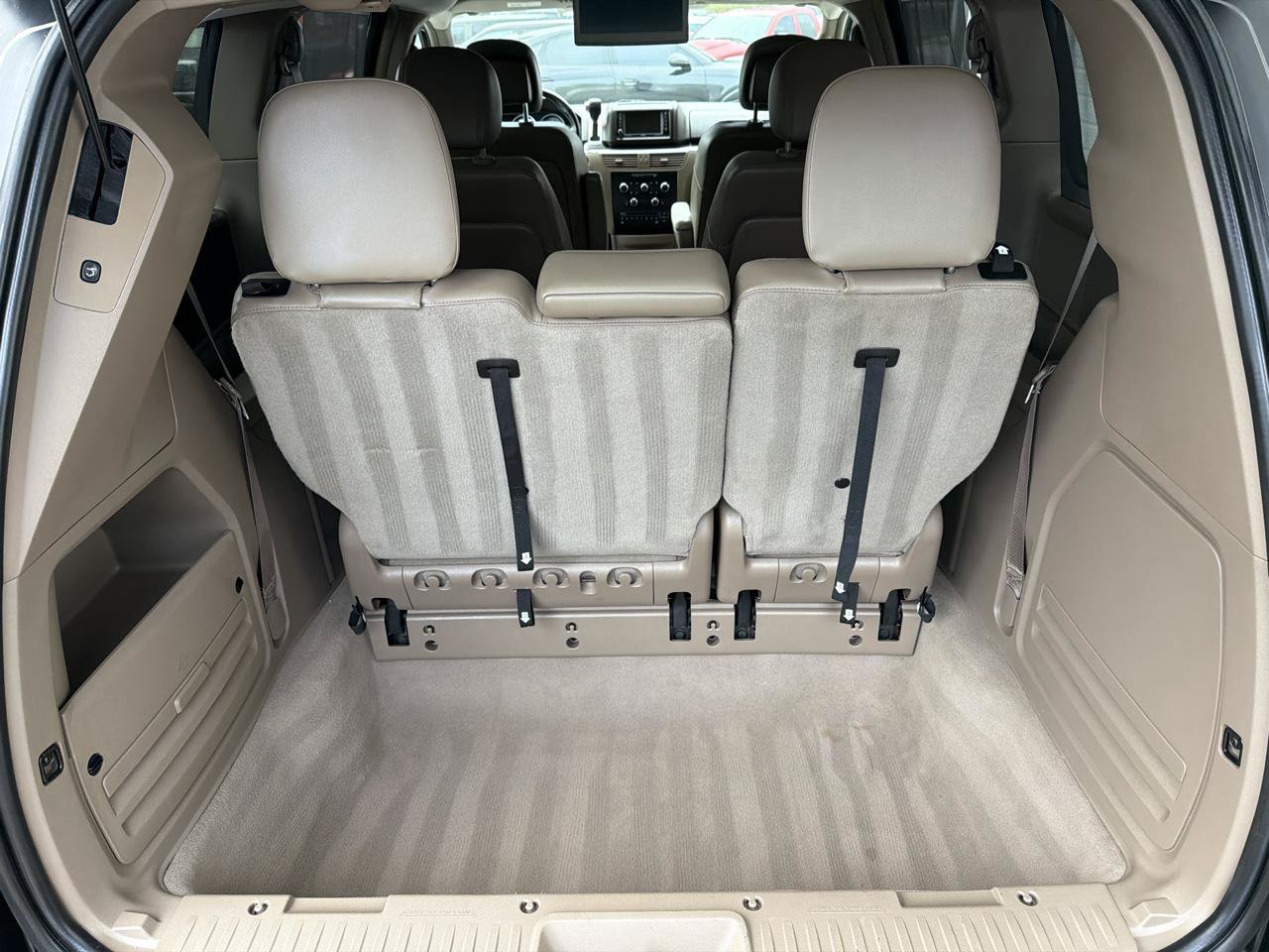 Used 2011 Volkswagen Routan SE FWD image 15