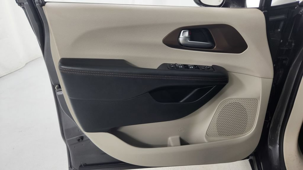 Used 2017 Chrysler Pacifica Touring-L Plus FWD image 23