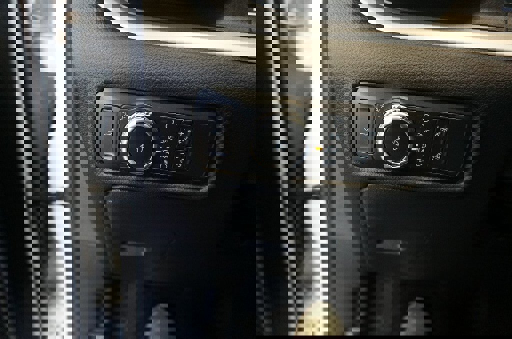 Used 2020 Ford Explorer XLT w/ Equipment Group 202A AWD/4WD image 15