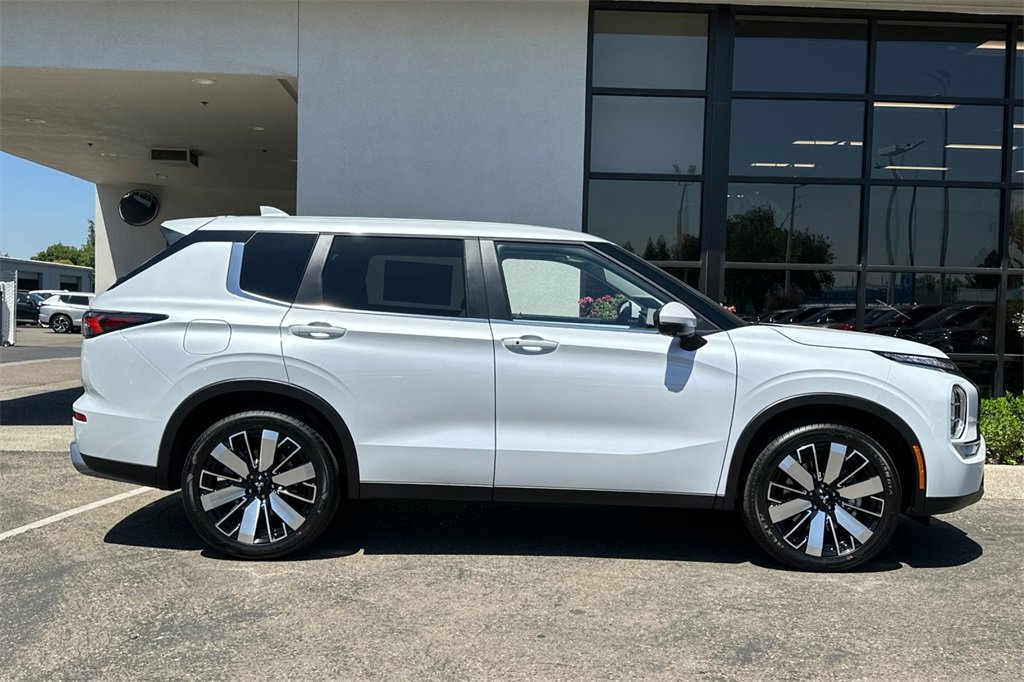 New 2025 Mitsubishi Outlander SE image 4
