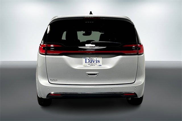 Used 2023 Chrysler Pacifica Limited image 7
