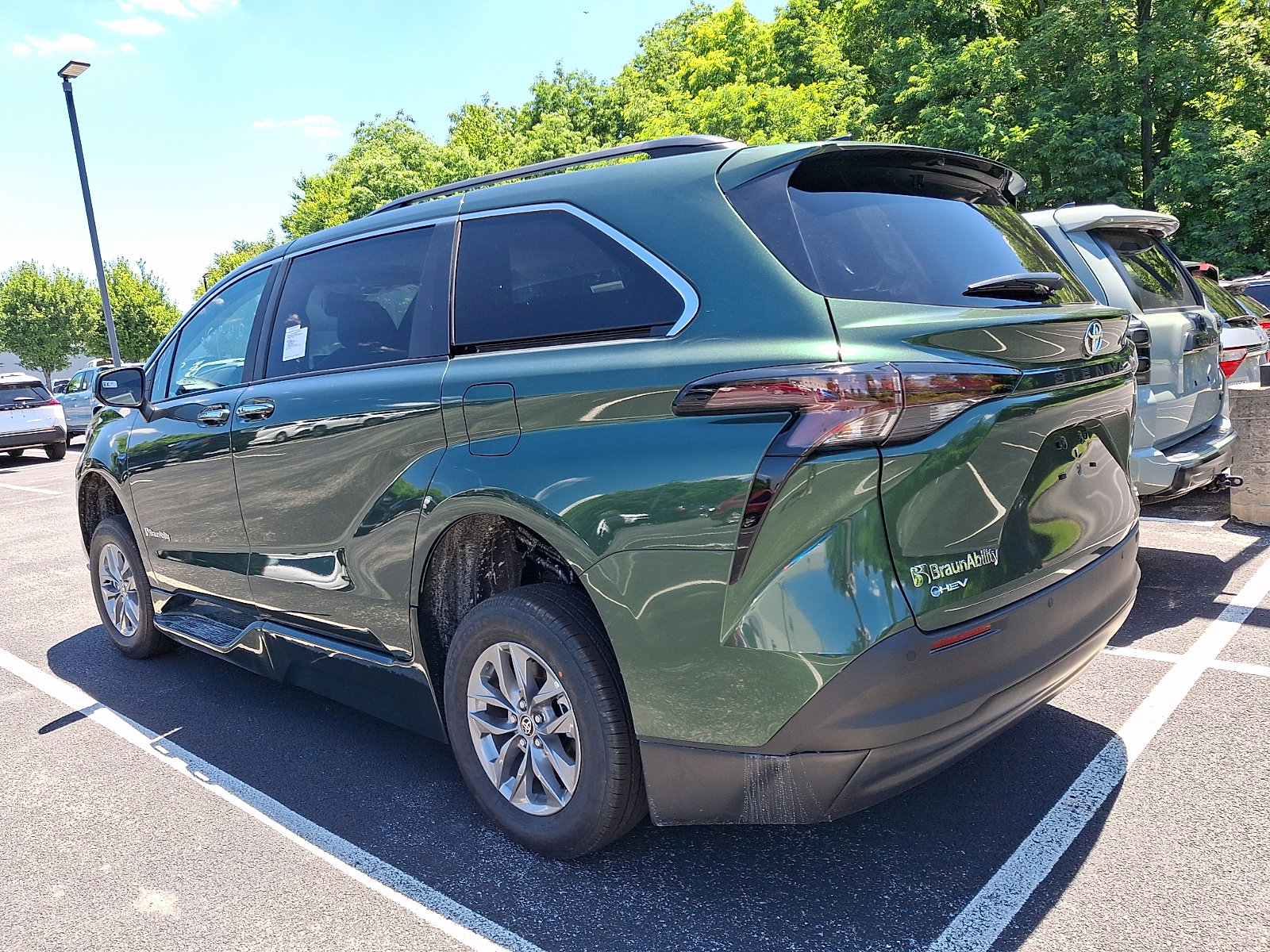 Used 2026 Toyota Sienna XLE FWD image 3