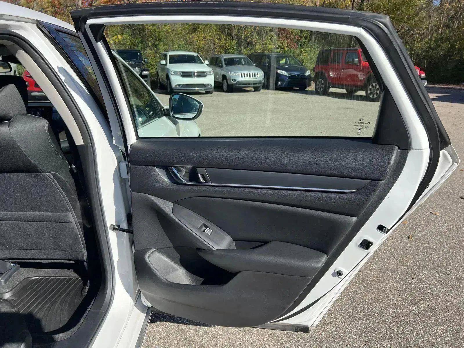 Used 2019 Honda Accord EX image 28