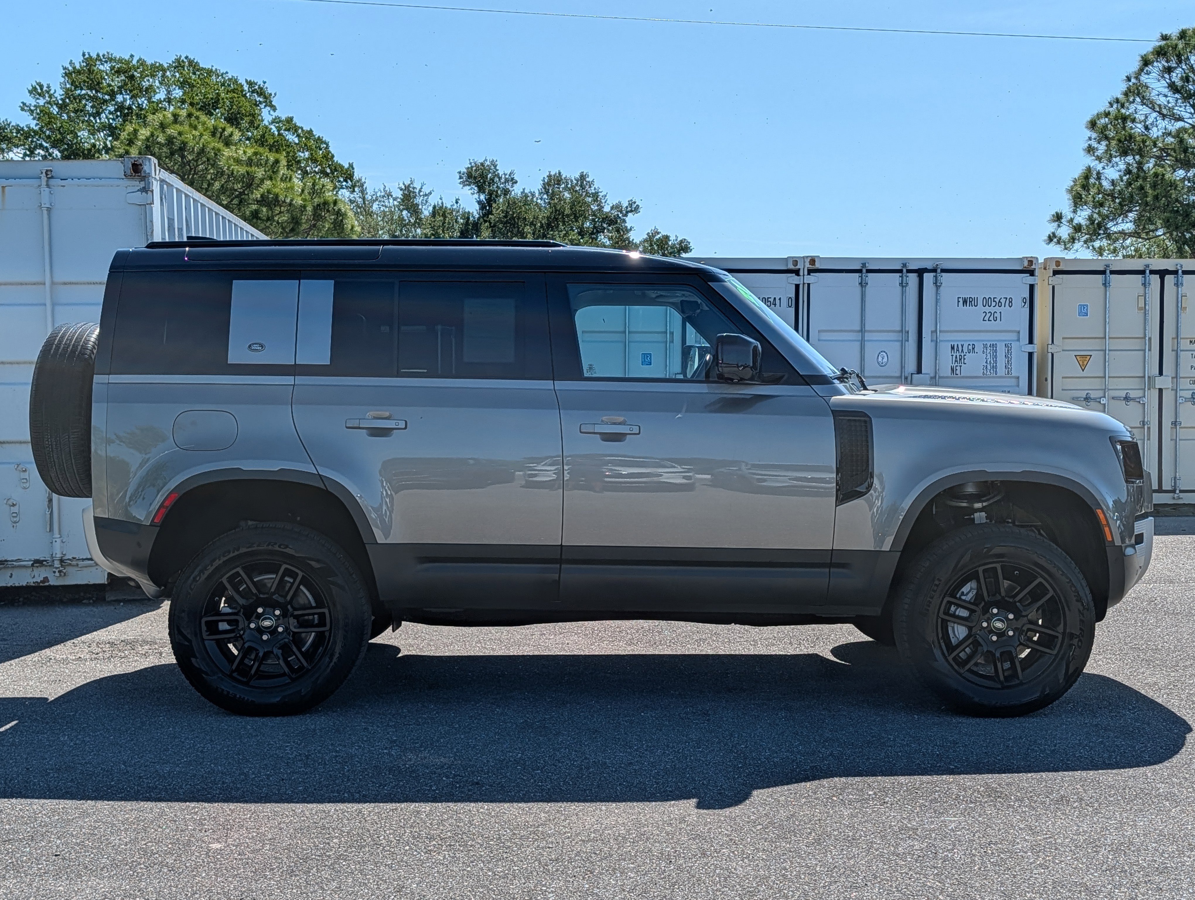 Used 2021 Land Rover Defender 110 SE AWD/4WD video 3