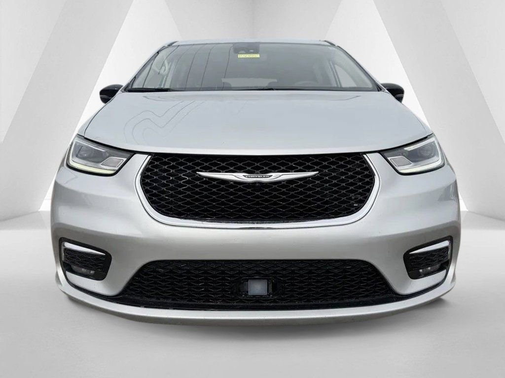 Used 2024 Chrysler Pacifica Touring-L FWD image 2