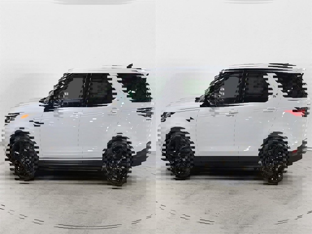 New 2025 Land Rover Discovery S image 2