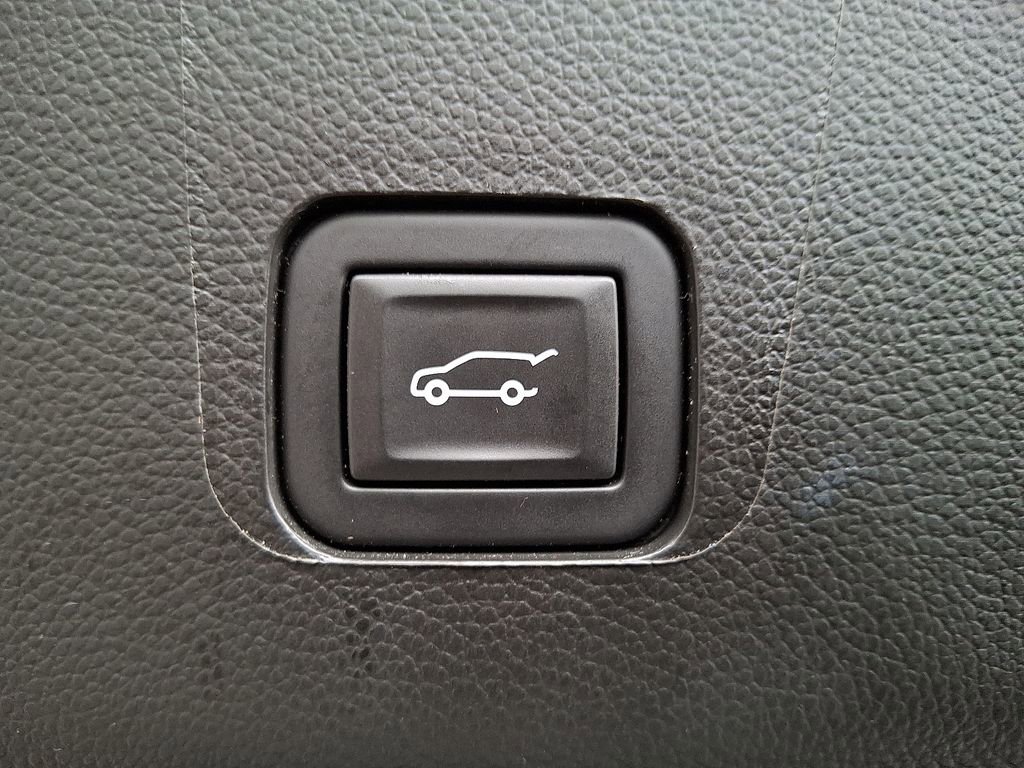 Used 2023 Chevrolet Traverse LT w/ LT Premium Package image 32