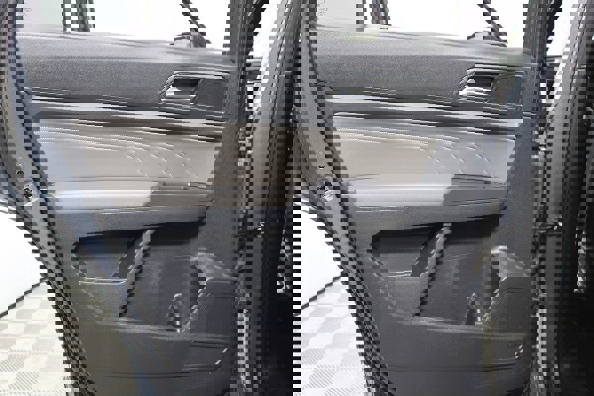 Used 2021 Volkswagen Atlas Cross Sport SE w/ Panoramic Sunroof Package image 33