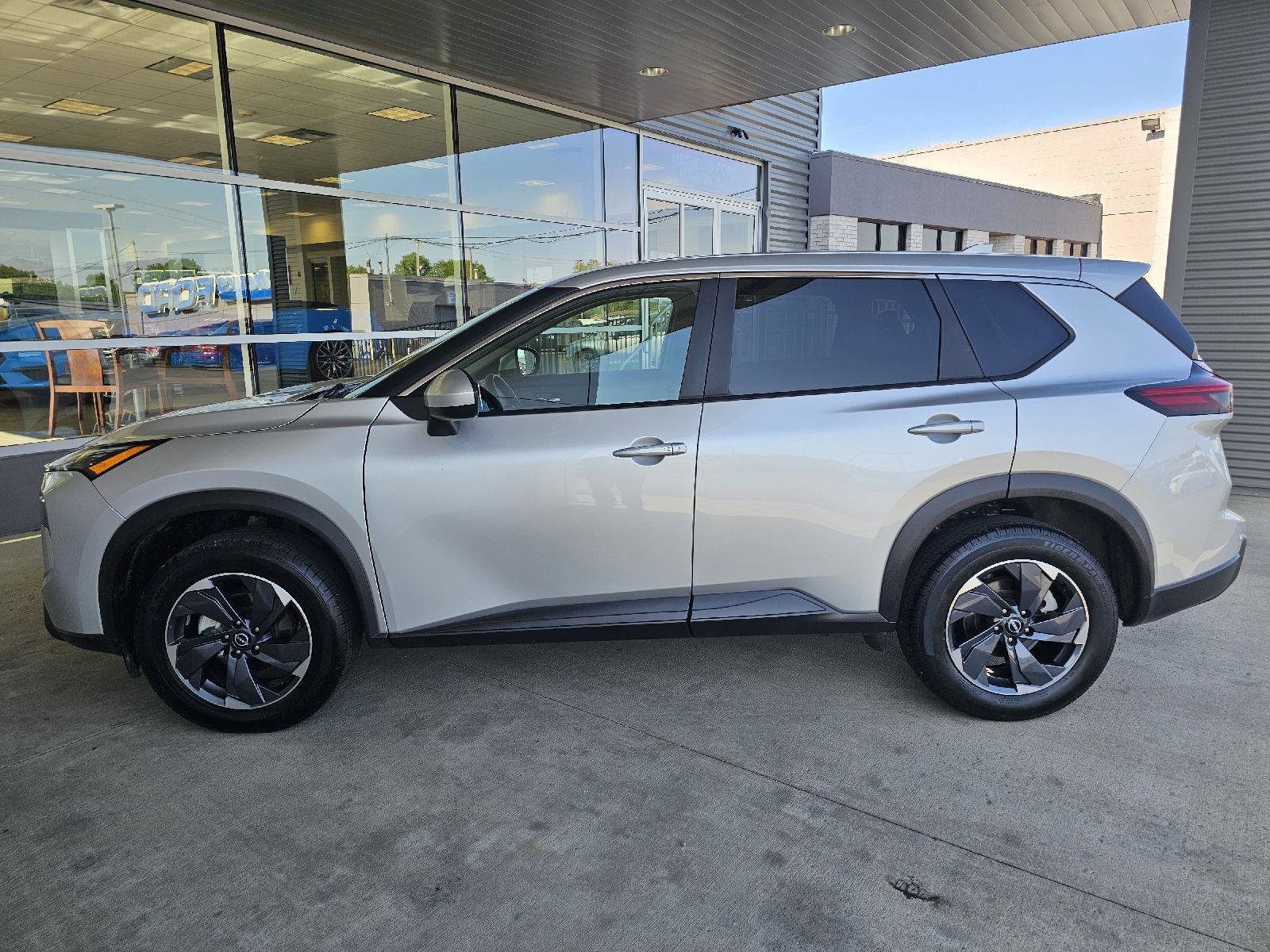 Used 2024 Nissan Rogue SV FWD image 2