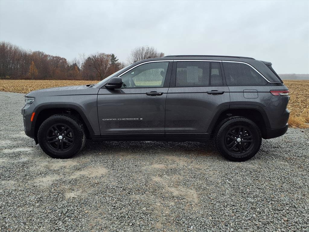 Used 2024 Jeep Grand Cherokee Laredo image 29
