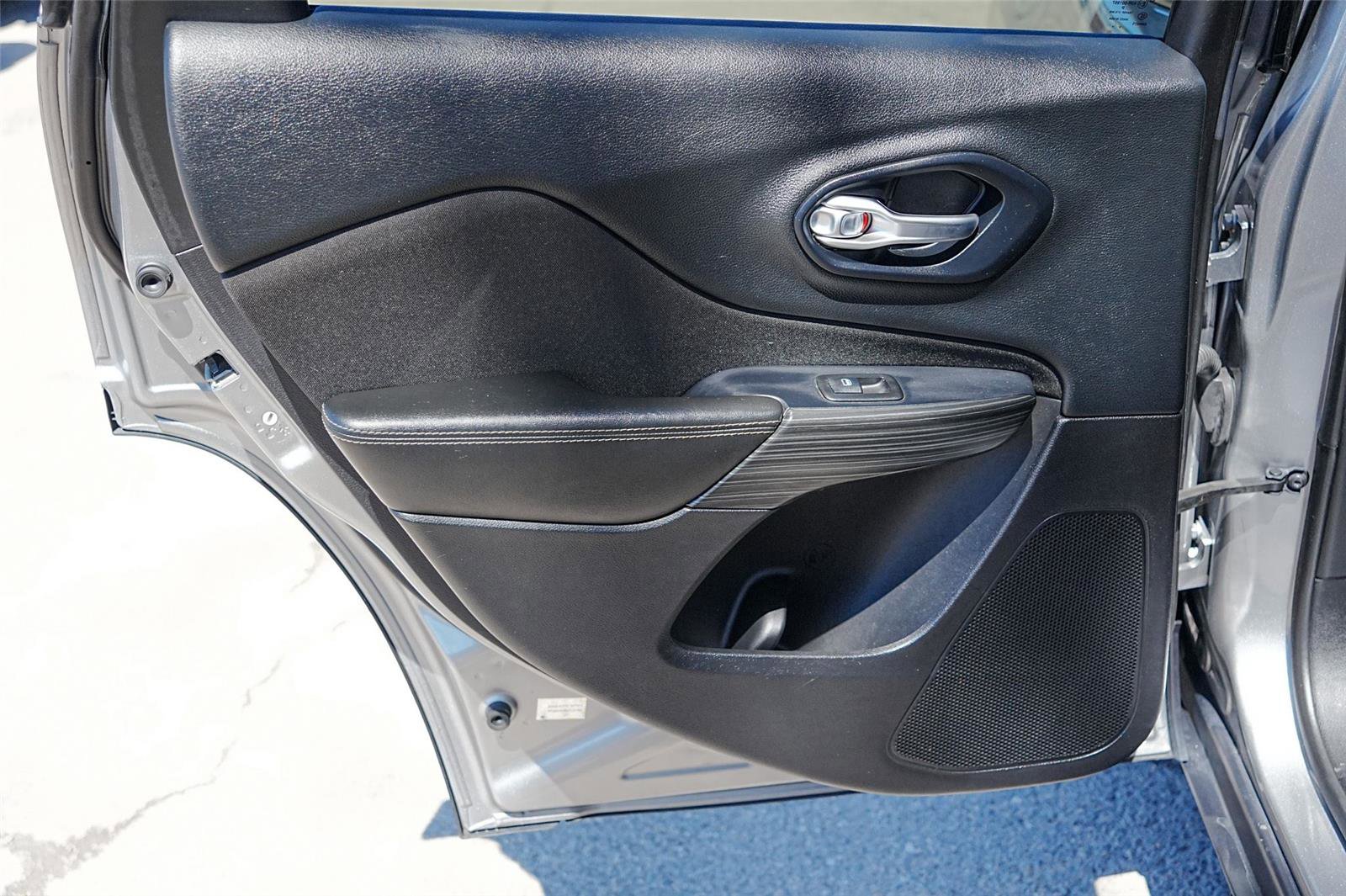 Used 2016 Jeep Cherokee Sport image 31