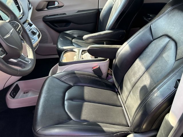 Used 2024 Chrysler Pacifica Touring-L FWD image 16