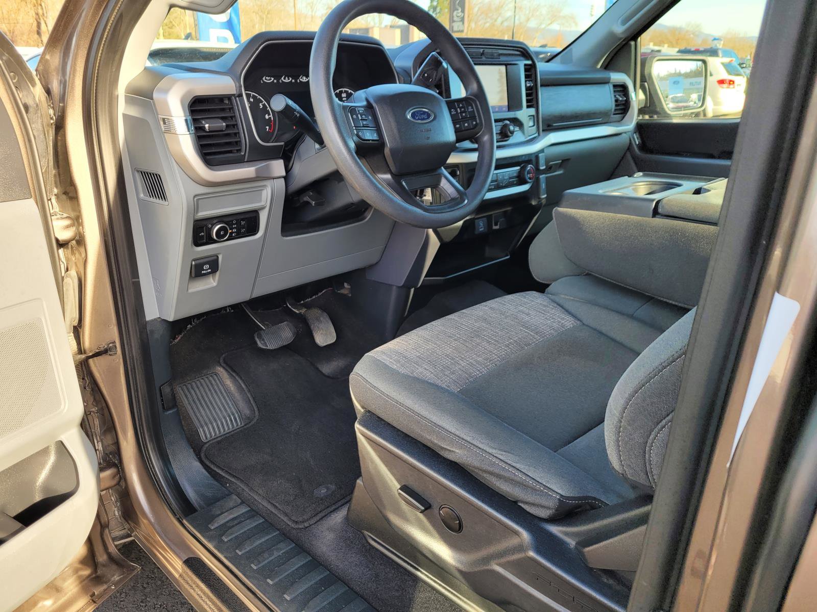 Used 2023 Ford F150 XLT w/ Trailer Tow Package image 10