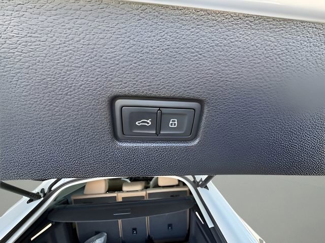 Used 2025 Audi Q8 Premium image 35