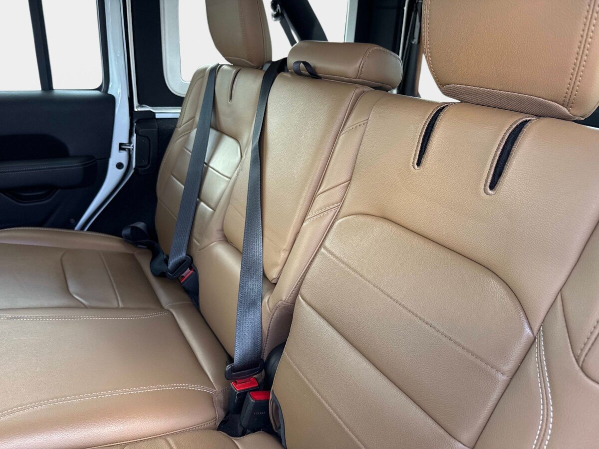 Used 2023 Jeep Wrangler Unlimited Sahara AWD/4WD image 13