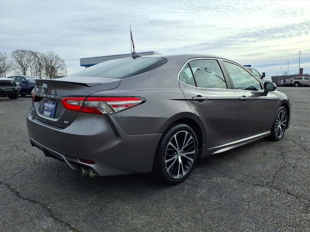 Used 2019 Toyota Camry SE image 3