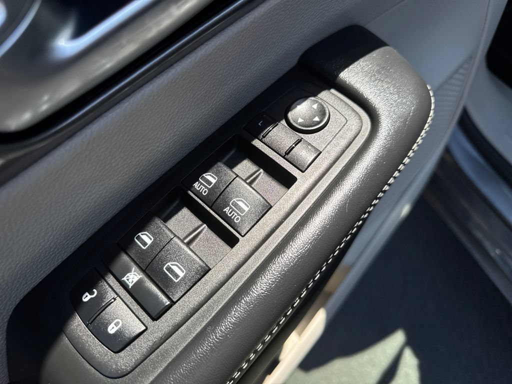 Used 2023 Chrysler Pacifica Touring-L FWD image 11