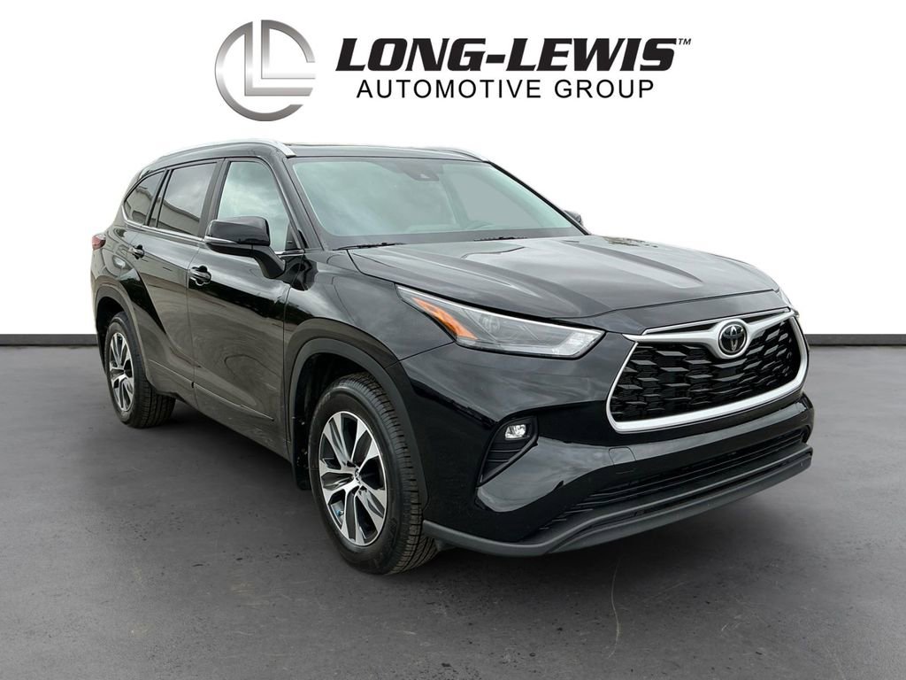 Used 2023 Toyota Highlander XLE AWD/4WD image 10